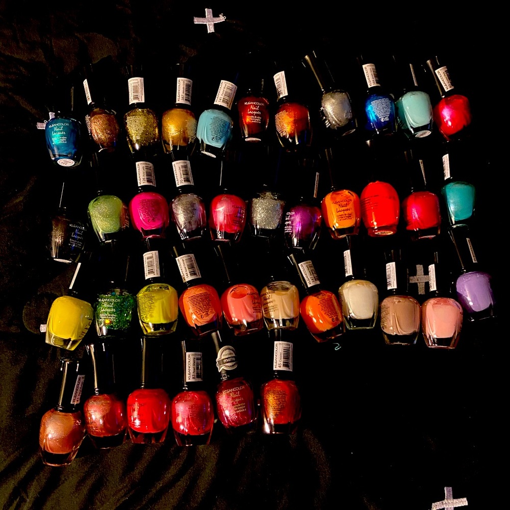 I am selling nail stuff and a wig - Picture 2 of 5